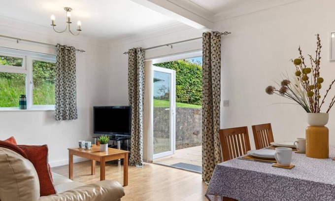 Wiseman's Bridge Apartamento | St Helens Apartment 2 - Short Walk to Beach