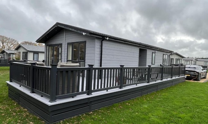Ryde Casa | St Helens - Lodge - sleeps 4 - Pets Allowed - Pool