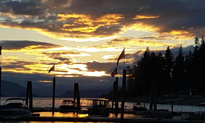 Anglemont Casa | S t. Ives Resort on Shuswap - 1 hab con loft, frente al lago, admite mascotas, muelle, boyas