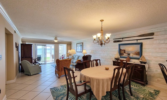 Welaka Condominio | St. Johns River Condo w/2BR, Fish Near Your Patio