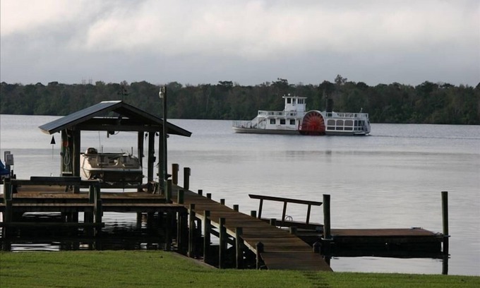 East Palatka Casa | St Johns River Front Home enorme terraza, Muelle y barco y Wifi