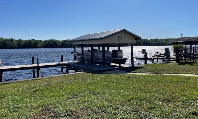 Welaka Casa | St Johns Riverfront Updated Spacious Home