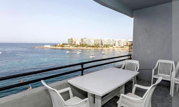 Il-Balluta Apartamento | St Julians' Sea Front, Spectacular View, Apartment