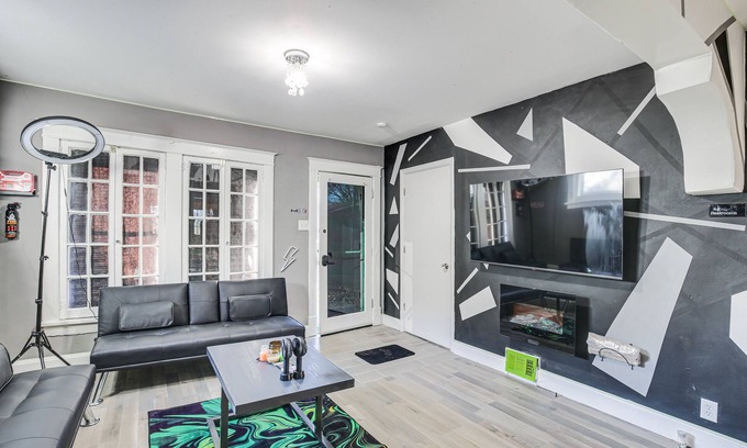 Pagedale Casa | St Louis Home w/ Mini Pool Table & Arcade Game!