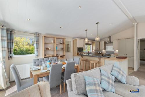 Penally Casa | St Mary's View - Luxury Lodge, Short Walk to Beach, Parking