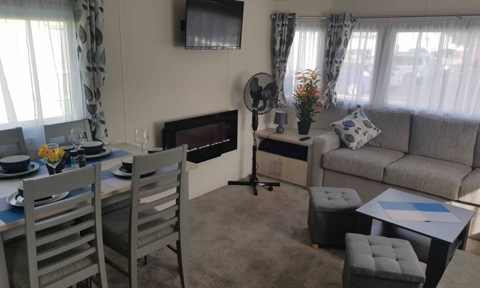 Clacton-on-Sea Cabina | St Osyth New Holiday Home