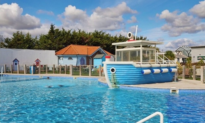 Brightlingsea Cabina | St Osyth - Seaside 3-Bedroom Lodge - Sleeps 6
