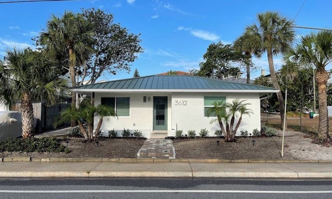 Don Cesar Cabaña | St Pete Beach House Rental - Castaway Casita
