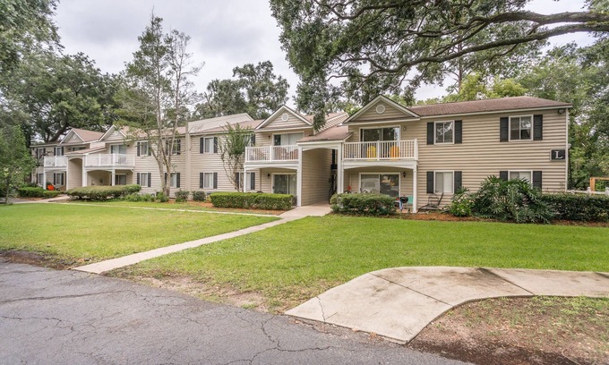 Demere Park Condominio | St. Simons Island Village Area With Many Amenities. Pool, Tennis, Fitness Center and More