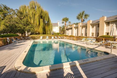 Saint Simons Island Apartamento | St Simons Island Condo with Deck and Outdoor Shower