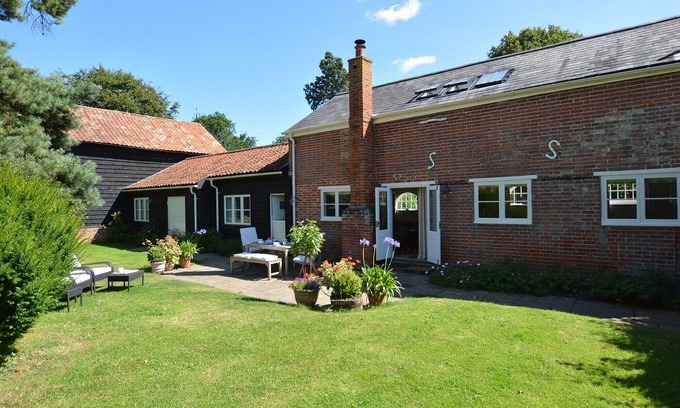Saxmundham Cabaña | STABLE COTTAGE AT THE GROVE, GREAT GLEMHAM, with pool in Framlingham