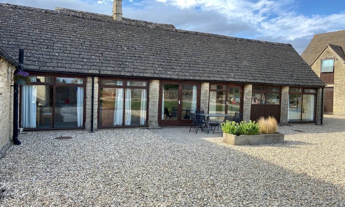 Cirencester Casa | Stable Cottage, Old Mill Farm, Cotswold Water Park
