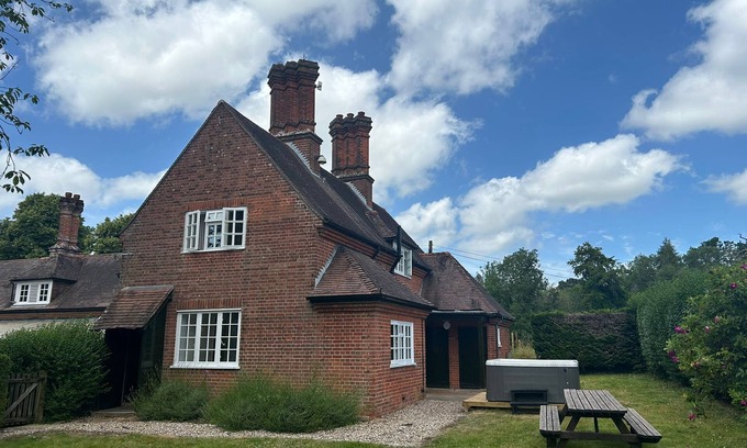 Alderbury Cabaña | Stables Cottage by Group Retreats