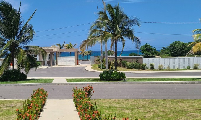 Lucea Casa | Stacey's Hideaway Cozy, comfy beach home-30 minutes from MBJ Airport