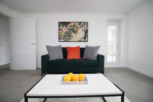 Bon-y-maen Apartamento | Stadium Views Modern 2-Bed, Parking & Balcony