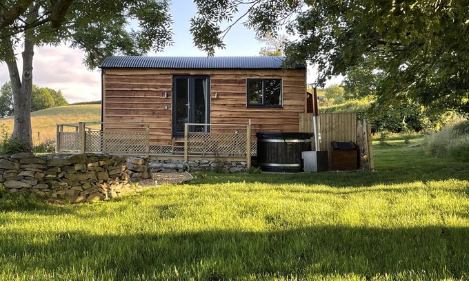 Llanfair Caereinion Cabaña | STAG LODGE POD, pet friendly, with hot tub in Llanfair Caereinion
