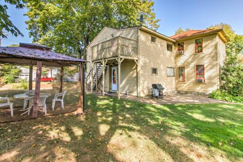 Poquetanuck Apartamento | Stagecoach Inn-Historic Home with Patio by Casinos!