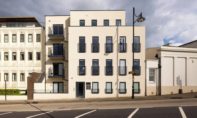 Staines Apartamento | Staines Riverside by Charles Hope