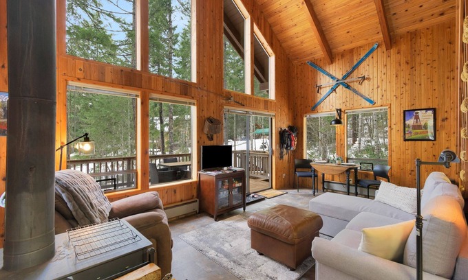 Hoodsport Cabina | Staircase Rapids Retreat at Lake Cushman, Sleeps 6