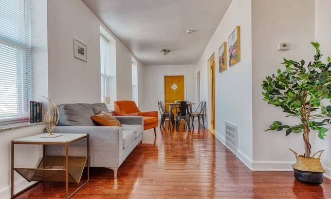 Chinatown Apartamento | Stairway 3BR Apt w W D Home Theater