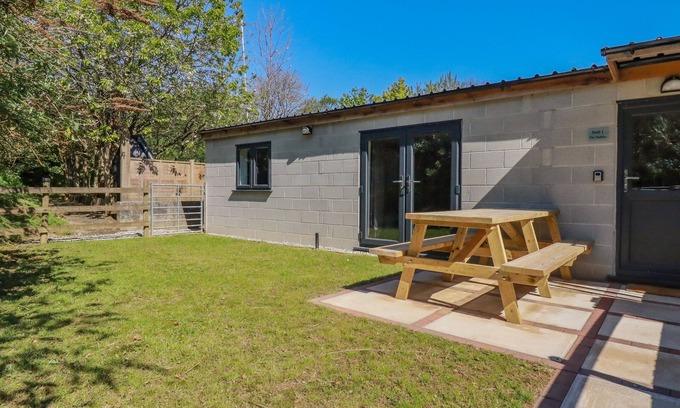 Grampound Cabaña | STALL 1- THE STABLES, family friendly, with a garden in Summercourt