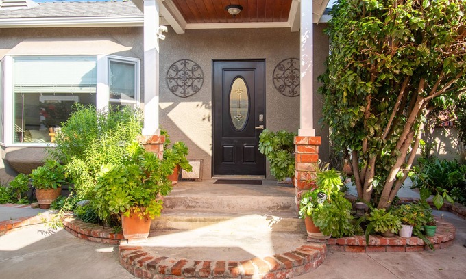 Whittier Casa | Stand-alone guest house no common walls