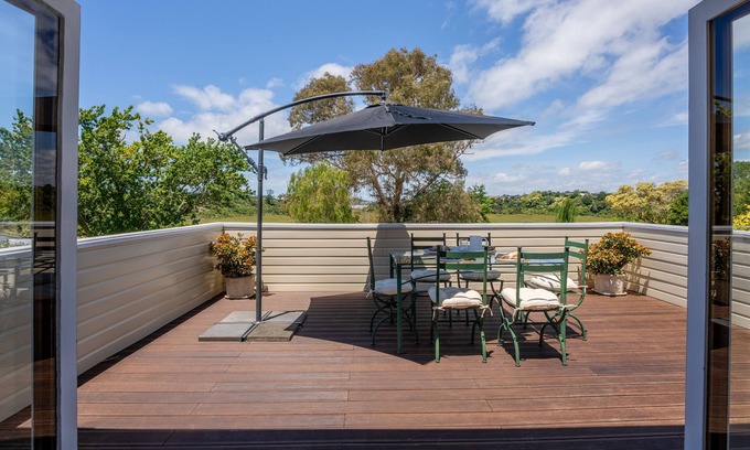 Northcote Casa | Stand-alone house in quiet cul-de-sac, conveniently located & lovely views