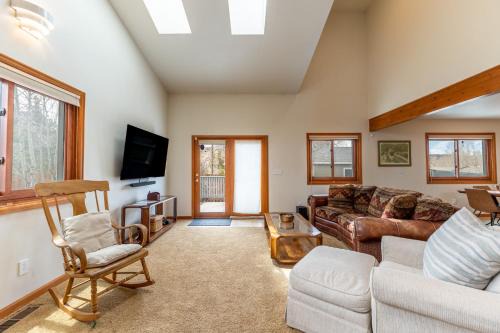 Willow Grove Casa | Stand-alone Mountain Home, Private Hot Tub and Deck by Summit County Mountain Retreats