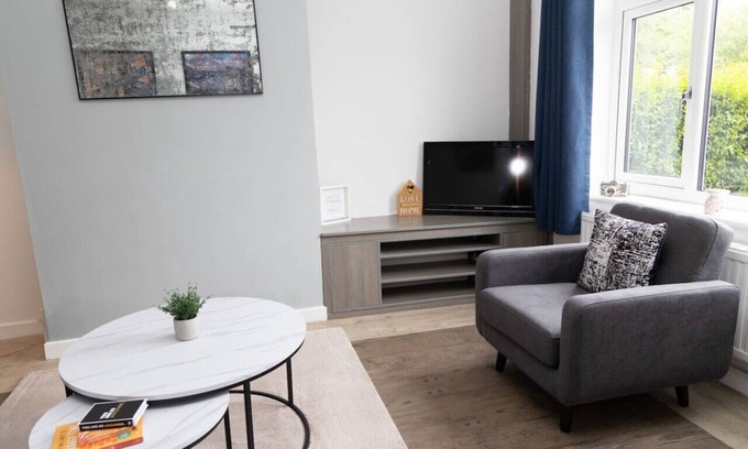 Radcliffe Casa | Stand up & Shout - Lovely 2 bed property.