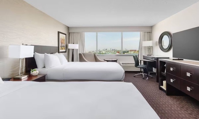 Phoenix Hotel | Standard 2 Queens at Crowne Plaza Phoenix Airport - Near Airport with Pool