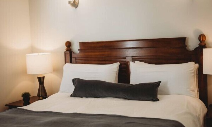 Downtown Hotel | Standard King Guestroom · The Jefferson Inn Rm. 10