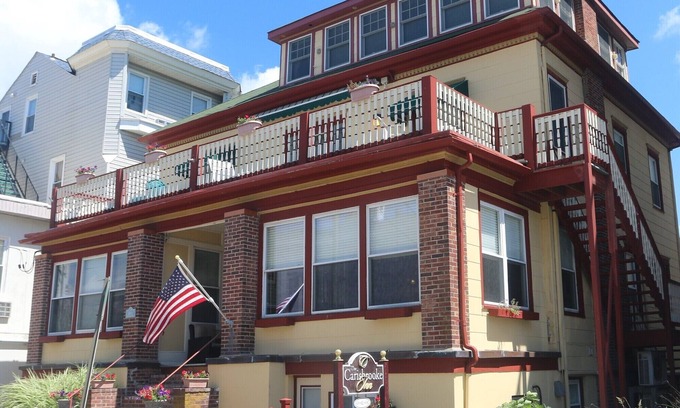 Ventnor City Cama Y Desayuno | Standard King Room 300 feet from the boardwalk and beach with parking and full breakfast