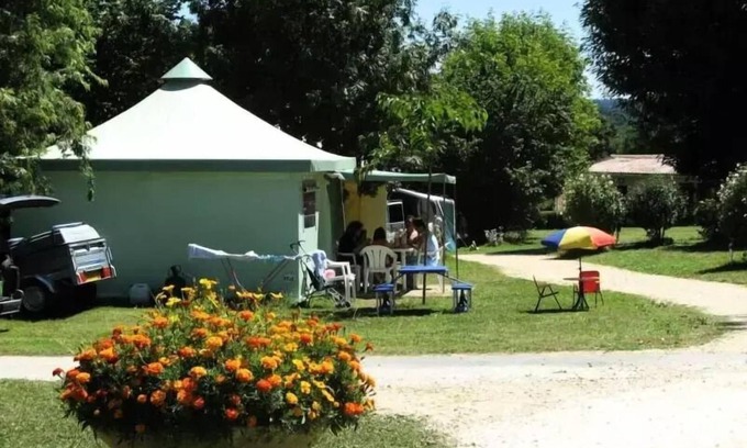 Pays-de-Belves Casa | Standard Lodge ohne sanitäre 20m2 2 Schlafzimmer + halb überdachte Terrasse 5 Personen