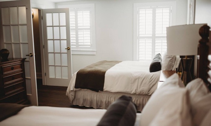 Downtown Hotel | Standard Suite - 2 Queens · The Jefferson Inn Rm. 9