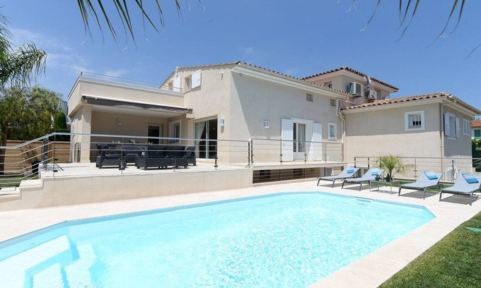 Cagnes-sur-Mer Villa | VILLA de pie a 800 m del mar, climatizada con piscina climatizada