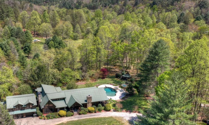 Cherry Log Casa | Stanley Creek Lodge -4 Acre Creekside Lodge w/pool and Fishing
