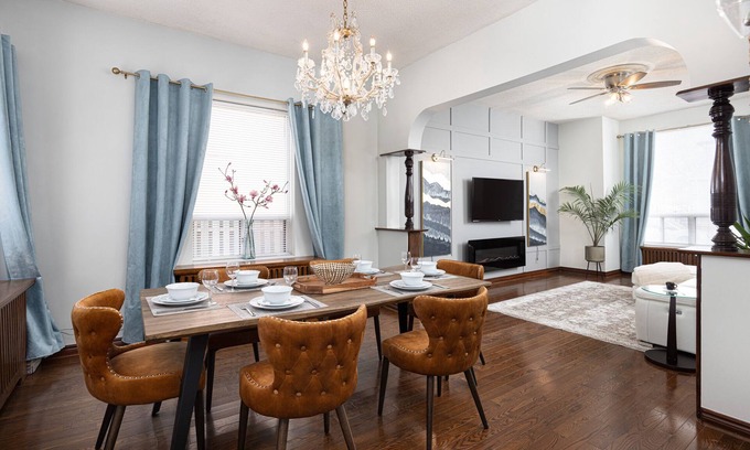 Little Portugal Apartamento | Stanning Spacious 2 Bedroom Aptm & 2 Parkings ! 5 min to Toronto Downtown