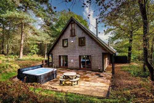 Farley Casa | Stanton, woodland lodge with hot tub for 14