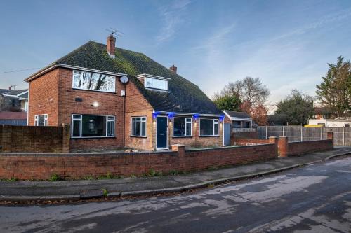 Staines Casa | Stanwell Moor Haven At Heathrow