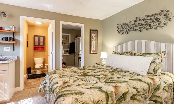 Gulfport Cabaña | Star Cottage at Stetson is a cozy and quaint cottage in Gulfport