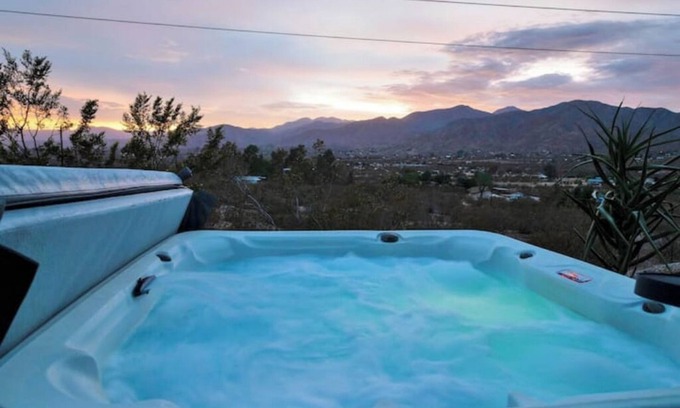 Morongo Valley Cabina | Starfire Lodge:Funky Architectural Mtn-view Escape