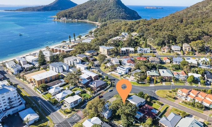 Shoal Bay Casa | Starfish Lodge, 2-1a Messines St - pet friendly, air con and Wi-Fi