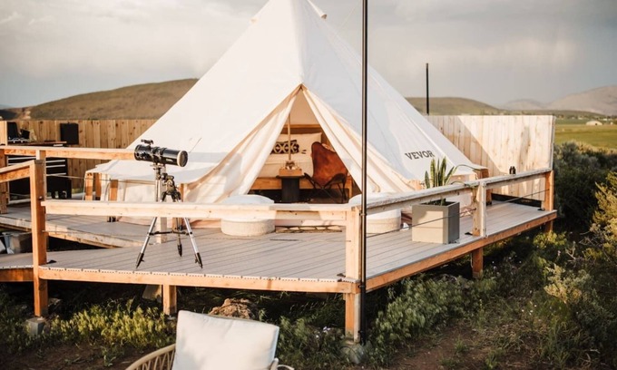 Klamath Falls Alquiler De RV | Stargazer Bell Tent at The Rossetto Ranch