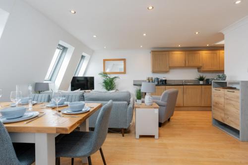 Newbury Apartamento | StarHost Residences - Central 3 Bed Apartment at Regents Court, Newbury