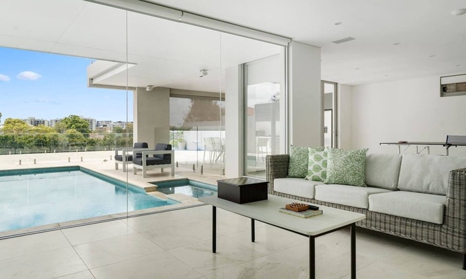 Bexley Villa | Starlight A Slice of the Hollywood Hills in Bexley