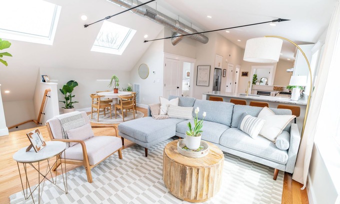 Prospect Hill Apartamento | Starlight: Gorgeous 2-bedroom, Skylights, Close to Yale & Downtown New Haven