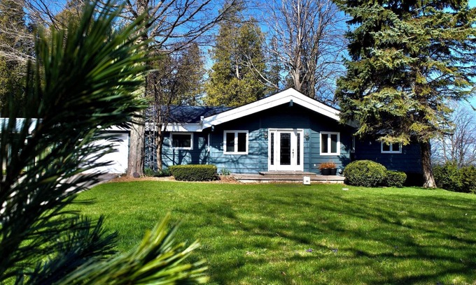 Bluewater Cabaña | Starlight Lakefront Cottage