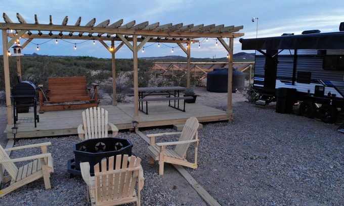 Alpine Casa | Starlight Sanctuary: Modern Off-Grid RV/Camper with A/C+Wifi Minutes from BBNP