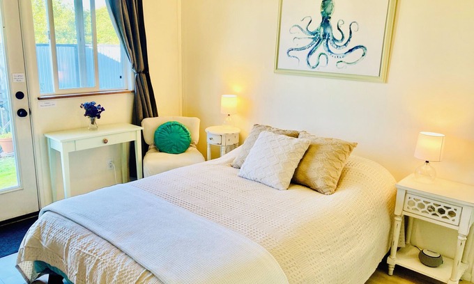 Arcata Apartamento | Starlight Studio in Arcata with Kitchenette, fenced yard, WIFI, & full bathroom