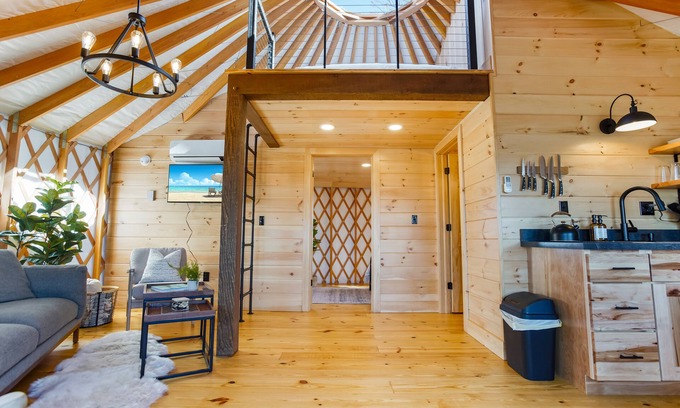 Knox Dale Casa | Starlit Haven YURT 2 w/ HOT TUB, Smart TV + VIEWS!